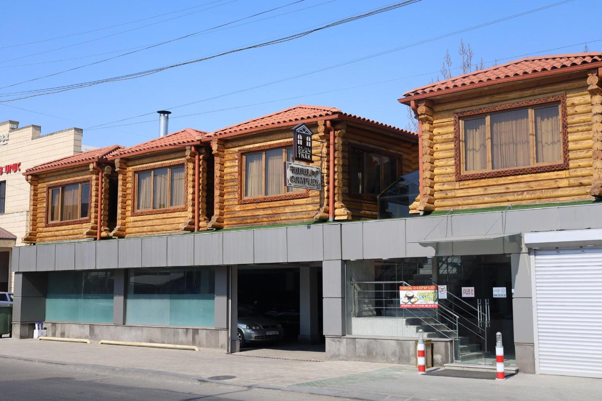 Tnak Hotel 耶烈万 外观 照片